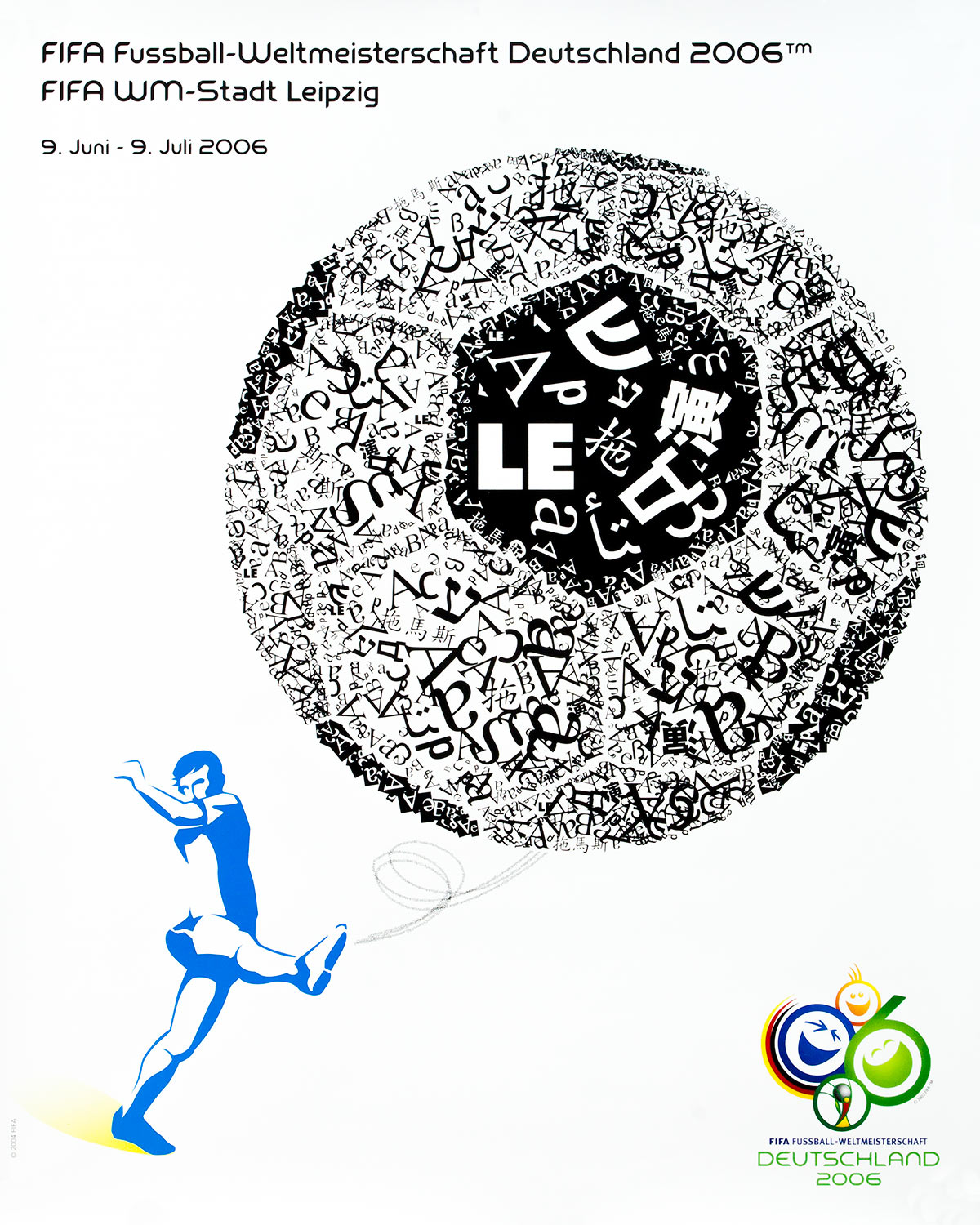 Plakat mit der Abbildung eines Fußballs, der aus verschieden Sprachen den Namen Leipzig ergibt.