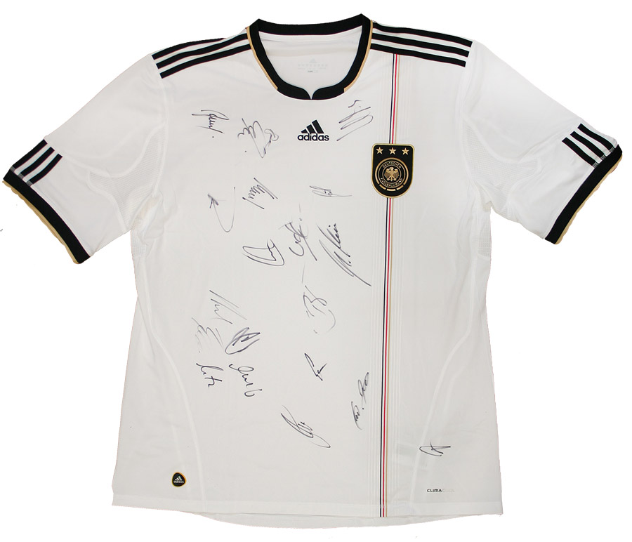Weißes Trikot der deutschen Nationalmannschaft mit Autogrammen