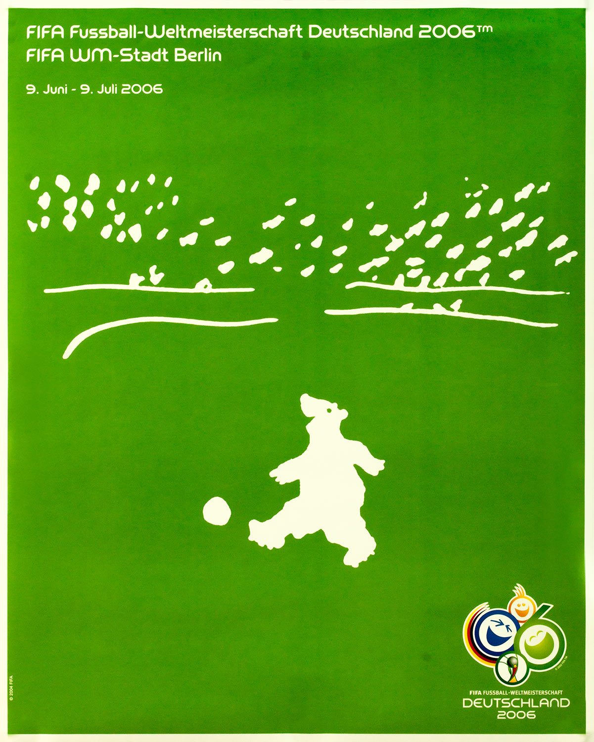 Plakat mit Abbildung eines stilisierten fußballspielenden Bären vor grünem Hintergrund