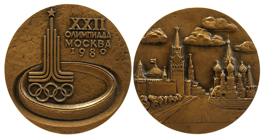 Medaille mit Olympiastadion auf der Vorderseite und dem Roten Platz in Moskau auf der Rückseite