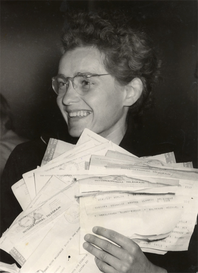 Foto in Schwarz und Weiß von Christa Stubnick mit zahlreichen Glückwunschtelegrammen in der Hand