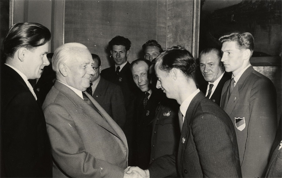 Fotografie in Schwarz und Weiß von Wilhelm Pieck beim Empfang einer Delegation von Sportlern