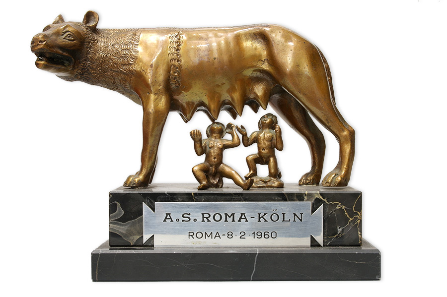 Goldene Skulptur der Kapitolinischen Wölfin mit Romulus und Remus auf Marmorsockel