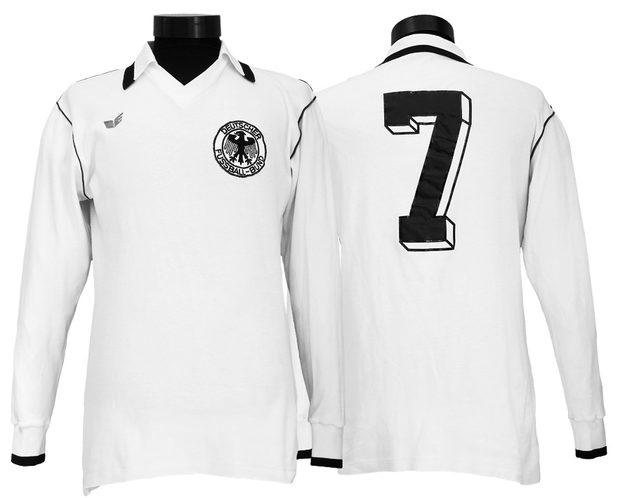 Weißes Trikot mit Logo der deutschen Fußball-Nationalmannschaft und der Rückennumer 7
