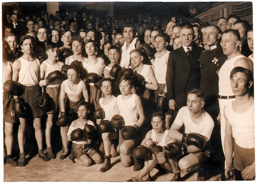 Max Schmeling umgeben von Teilnehmern des Sportfestes