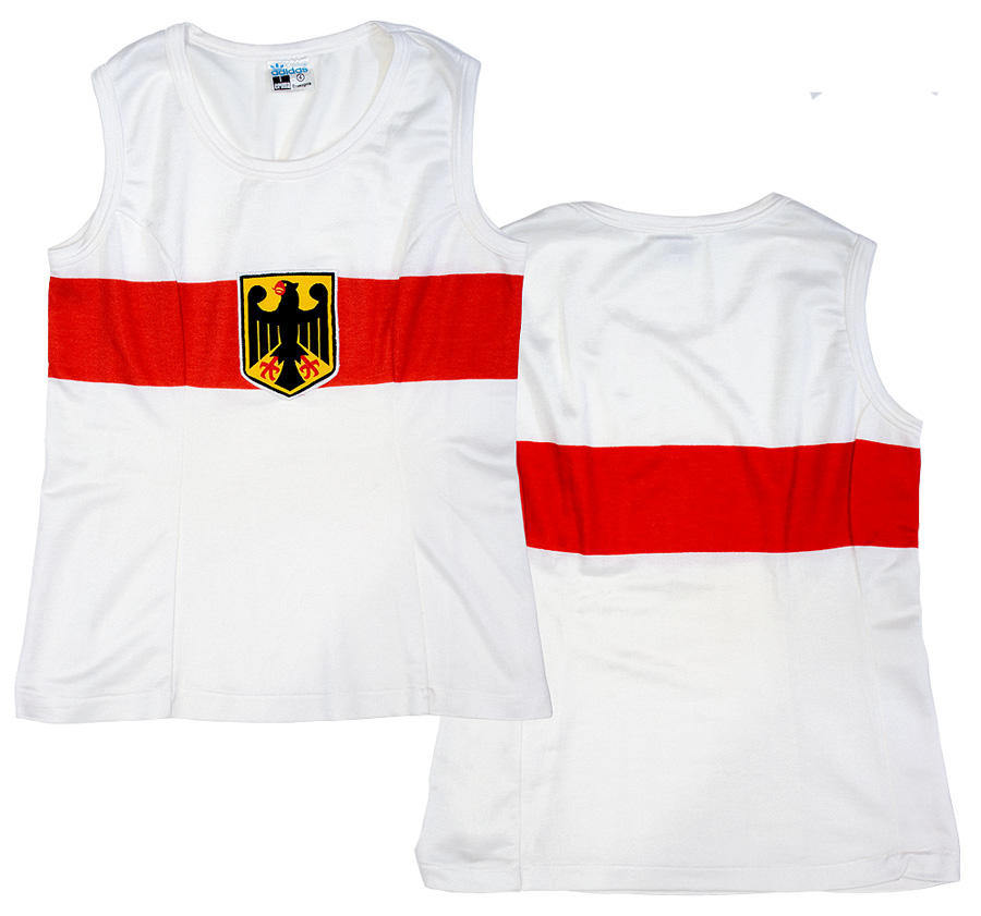 Weißes Leichtathletik-Trikot mit rotem Bruststreifen und Bundesadler