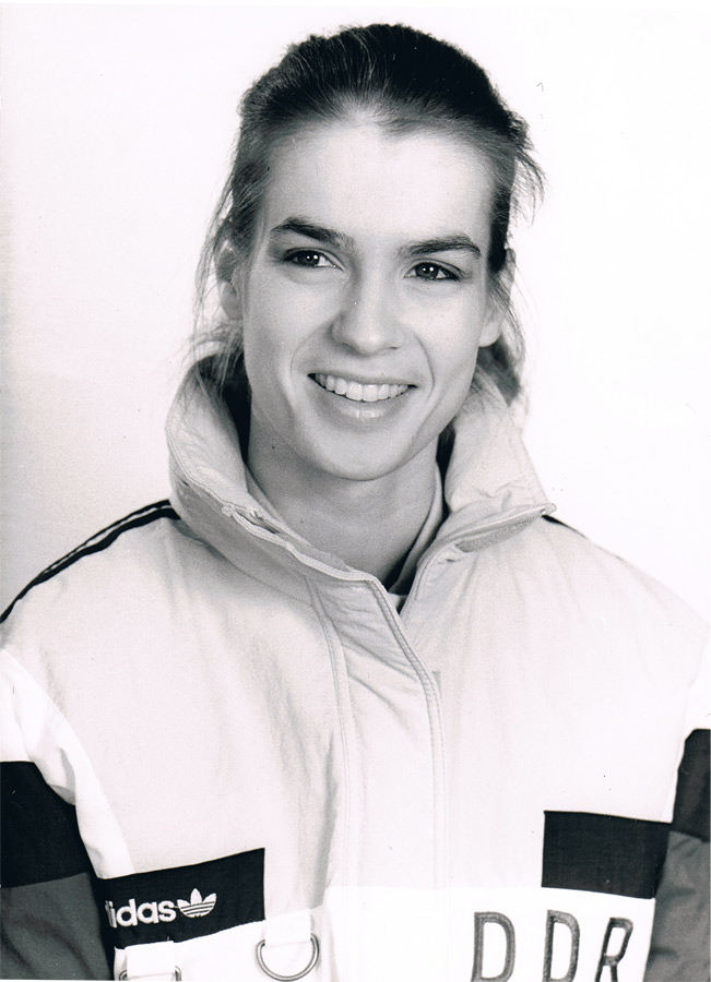 Fotografie von Katarina Witt in Adidas Jacke der DDR Olympiamannschaft