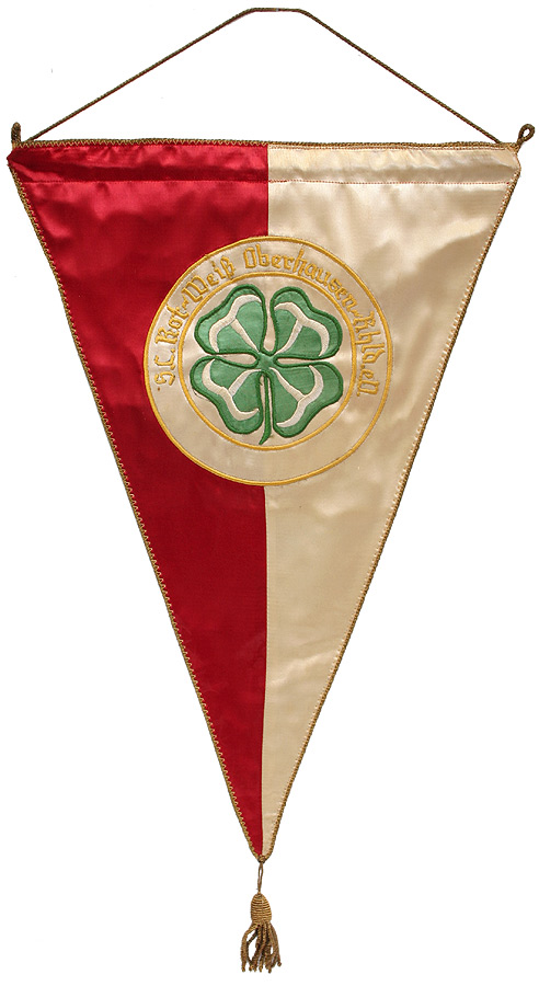Rot-Weißer Wimpel mit Kleeblatt-Logo in der Mitte