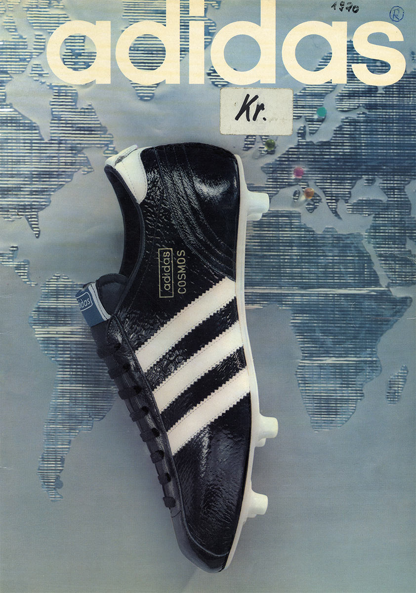 Katalog mit Fotografie eines Fußballschuhs der Marke Adidas