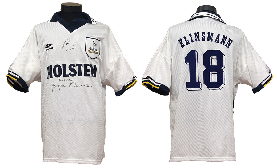 Weißes Fußballtrikot mit der Rückennumer 18 und dem Namen Klinsmann