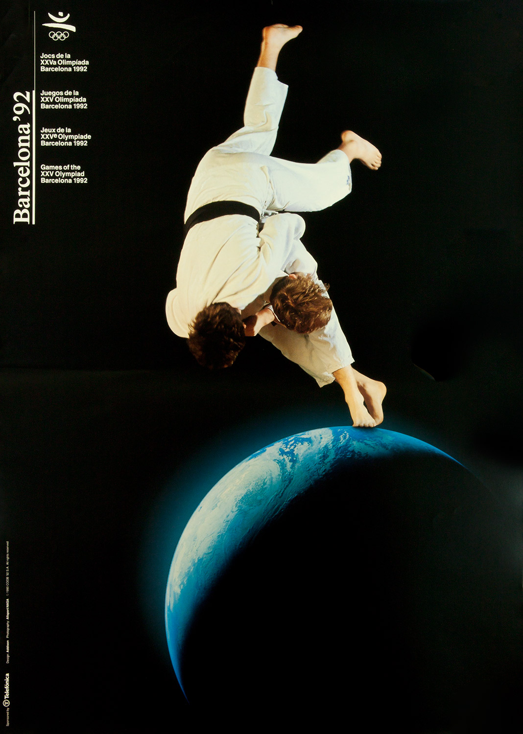 Plakat mit Abbildung zweier Judoka während eines Wurfes. Im Hintergrund der Planet Erde