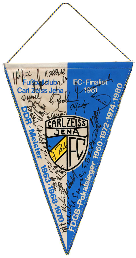 Signierter Wimpel in Blau-Weiß mit dem Logo des FC Carl Zeiss Jena