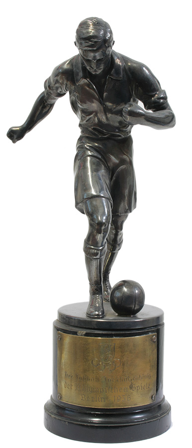 Pokal in Form eines Fußballers auf Sockel