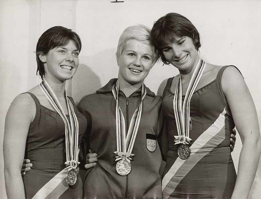 Fotografie von Ingrid Engel-Krämer mit Goldmedaille zwischen Jeanne Collier und Mary Willard