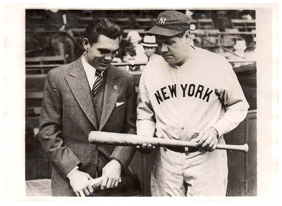 Max Schmeling neben Basballspieler im Trikot der New York Yankees