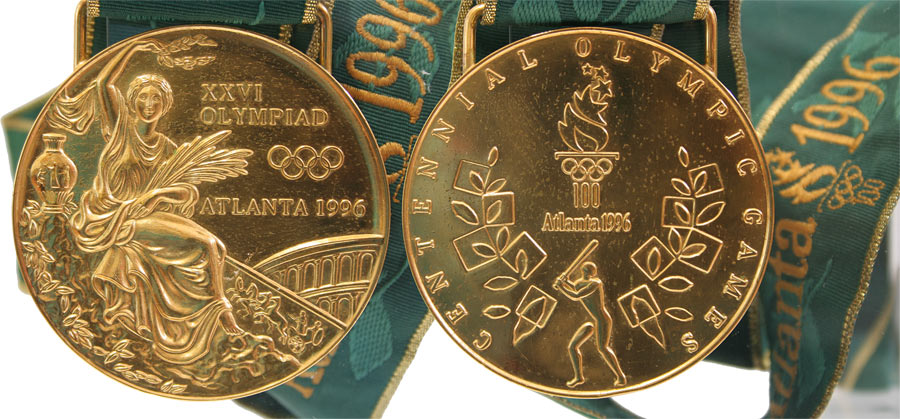 Medaille in Gold mit Victoria mit erhobener rechten Hand und Lorbeerkranz vor Colosseum auf der Vorderseite und  Baseball Piktogramm auf der Rückseite