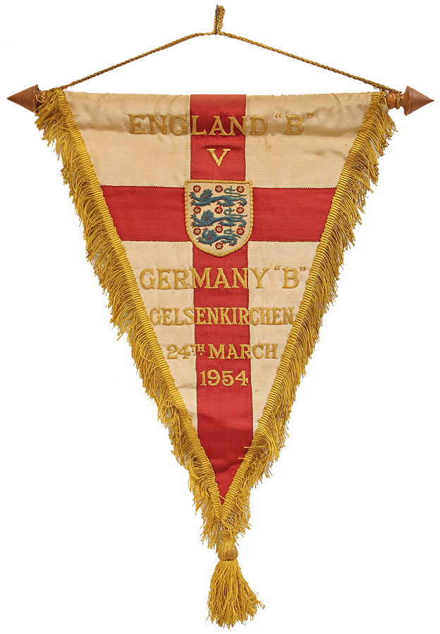 Weißer Wimpel mit Rotem Georgskreuz und Logo des englischen Fußbalverbandes