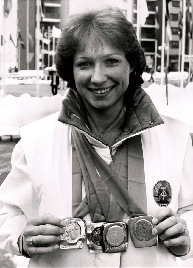 Fotografie in Schwarz und Weiß von Karin Enke mit vier Medaillen um den Hals