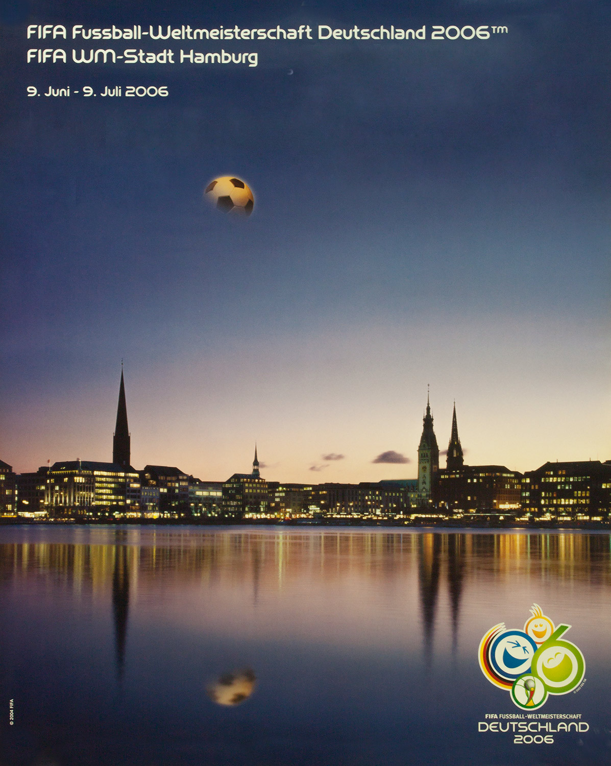 Plakat mit Abbildung der Stadt Hamburg bei Dämmerung, darüber der Mond als Fußball.