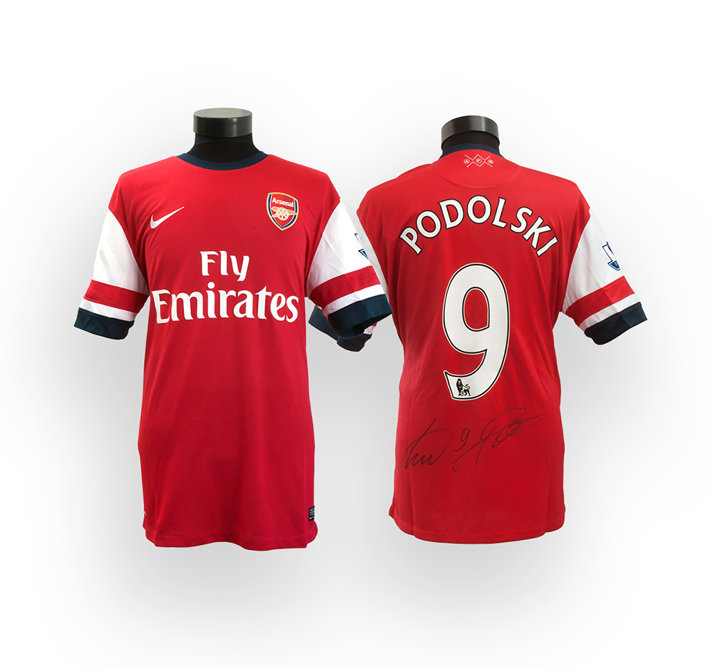 Rot-weißes Fußballtrikot mit der Nummer 9 und dem Namen Podolski