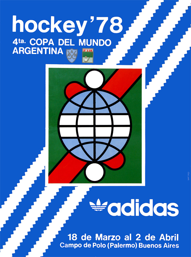 Plakat mit Darstellung  stilisierter Hockeyschläger und Weltkugel vor blauen Hintergrund mit den drei Adidas-Streifen