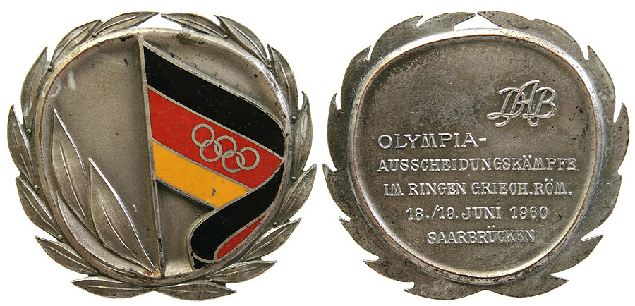Silberne Medaille mit der  Olympiaflagge der Gesamtdeutschen Mannschaft auf der Vorderseite und Gravur auf der Rückseite