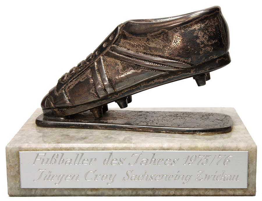Auszeichnung in Form eines silbernen Fußballschuhs auf einem Sockel mit Gravur Fußballer des Jahres 1975/76 Jürgen Croy Sachsenring Zwickau