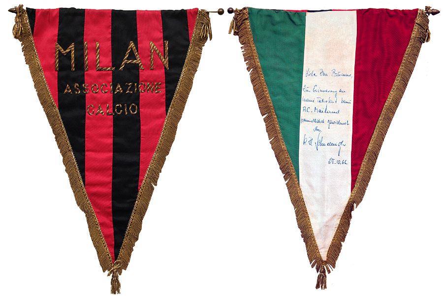 Dreieckiger Wimpel. Vorderseite in Schwarz und Rot und Rückseite in den Farben italienischen Nationalflagge