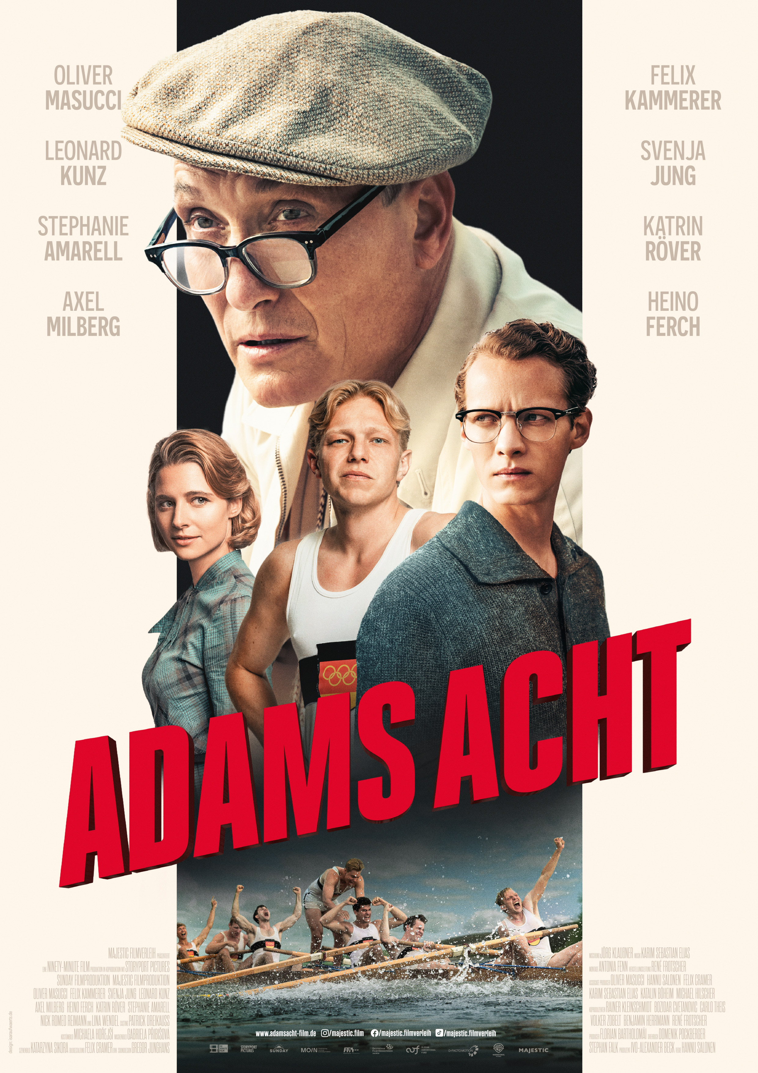 Das Bild zeigt den Rudertrainer Karl Adam und drei Schauspieler*innen des Films sowie die jubelnde Achter-Amnnschaft nach dem Sieg. Namen der Schauspiler*innen sind links und rechts des Bildes aufgelistet, im unteren teil des Bildes ist der Titel des Films zu lesen, Adams Acht.