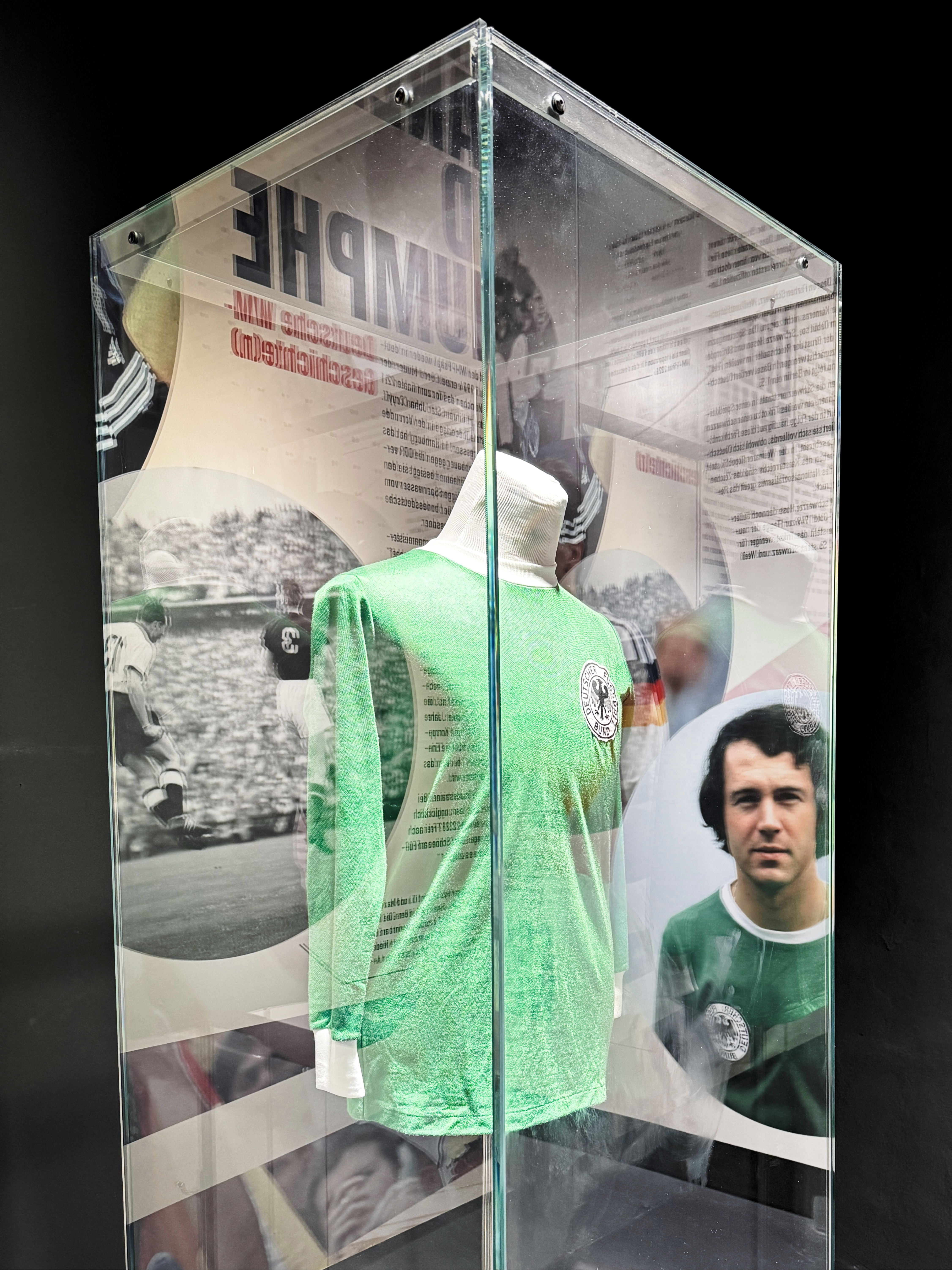 Eine besondere Perspektive auf ein grünes Trikot der Nationalmannschaft.