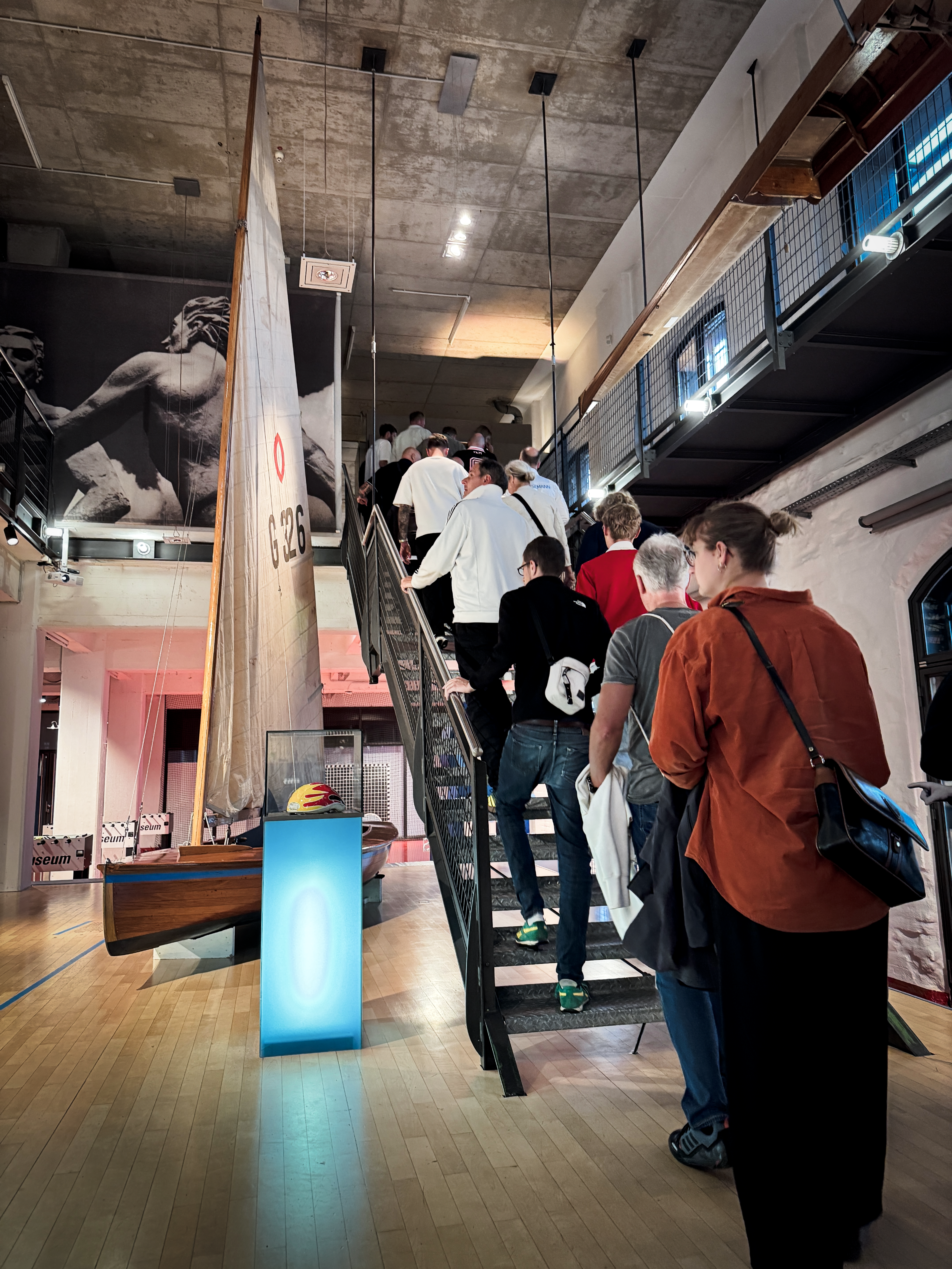 Personen sind auf der Treppe nach oben zu sehen. Der Weg zur neuen Sonderausstellung führt durch die Dauerausstellung.