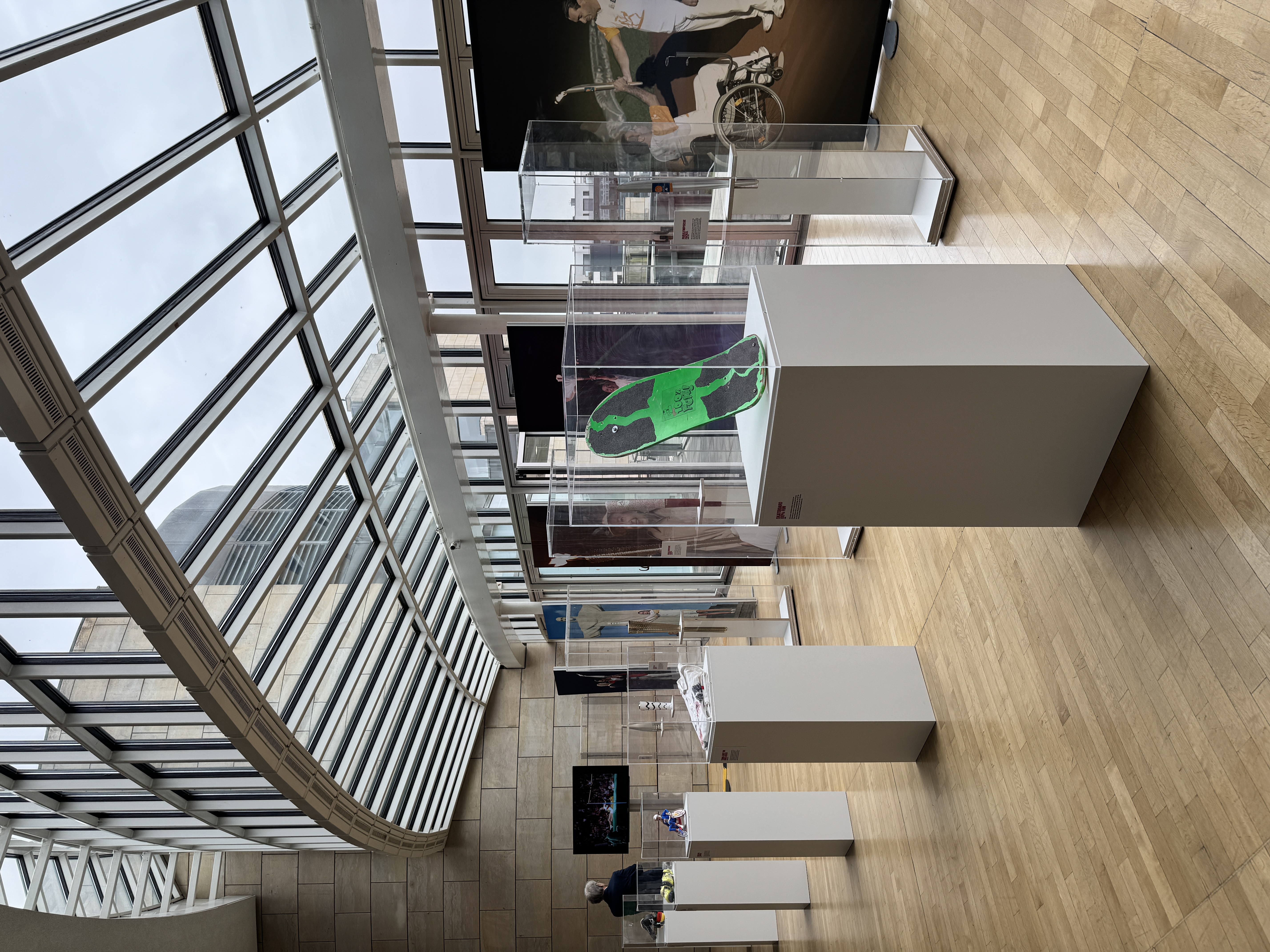 Es ist ein grün-schwarzes Skateboard-Deck zu sehen.