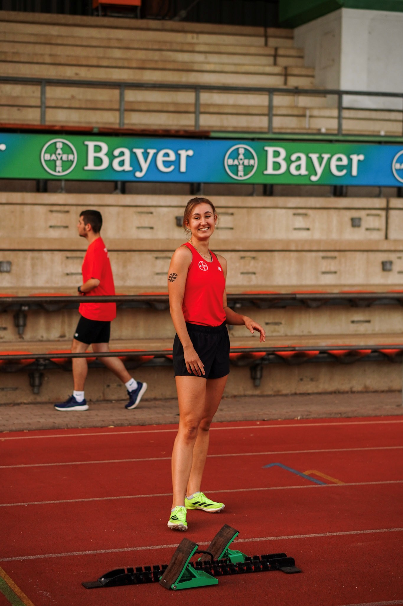 Auf dem Foto ist Nele Moos im Bayer-Leichtathletik-Stadion zu sehen.