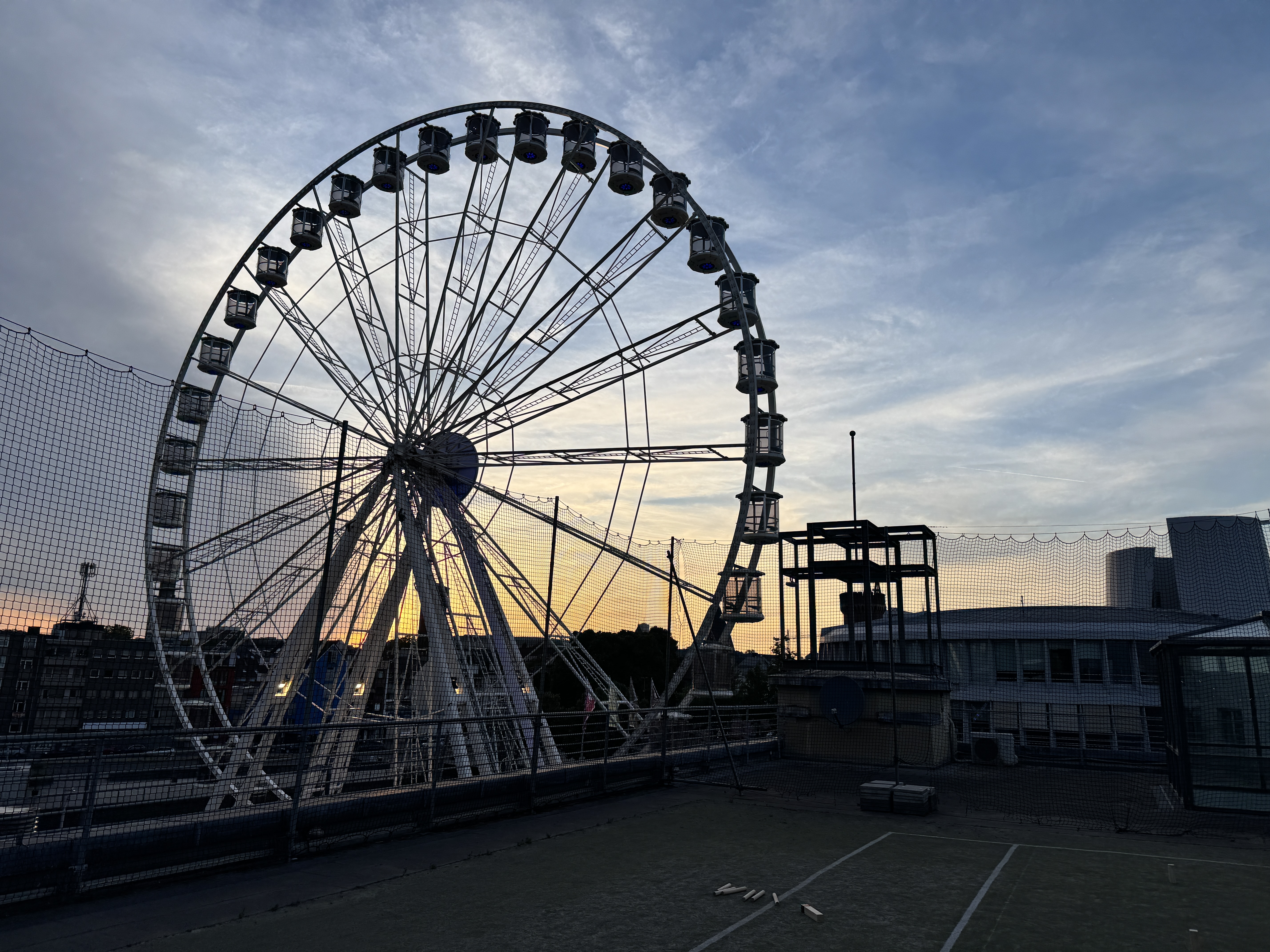 Im Hintergrund ist das Kölner Riesenrad zu sehen. Im Vordergrund ein kleiner Ausschnitt des Spielfelds auf dem Museumsdach.