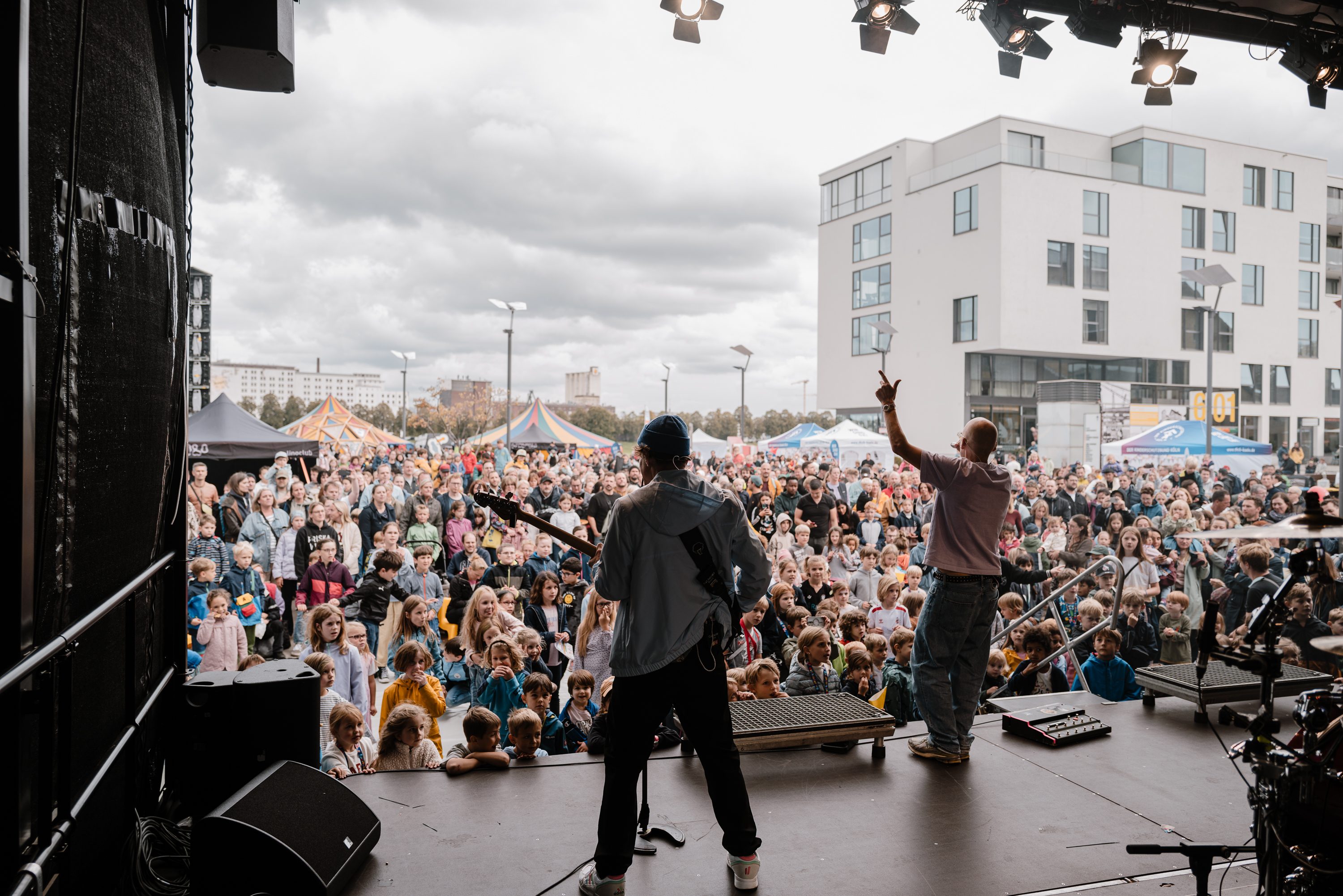 Band spielt auf der Bühne vor einem Publikum