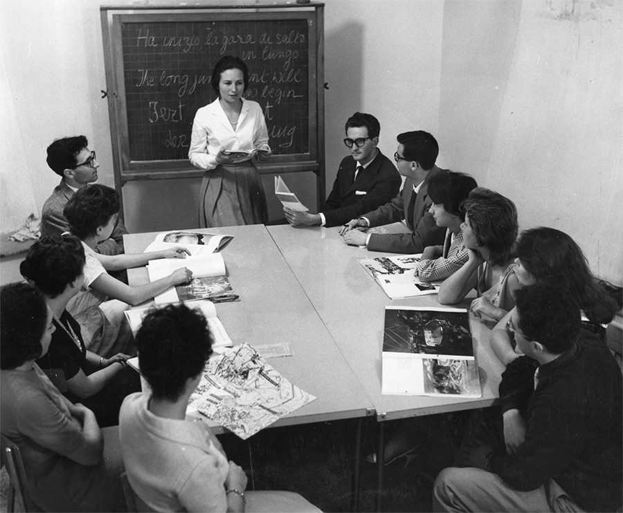 Fotografie der Sprachausbilderin und ihren Schülern und Schülerinnen