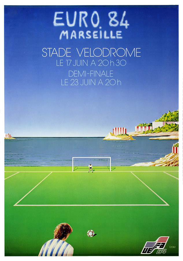 Plakat mit Darstellung eines Fußballspielers bei der Ausführung eines Elfmeters vor Gewässer
