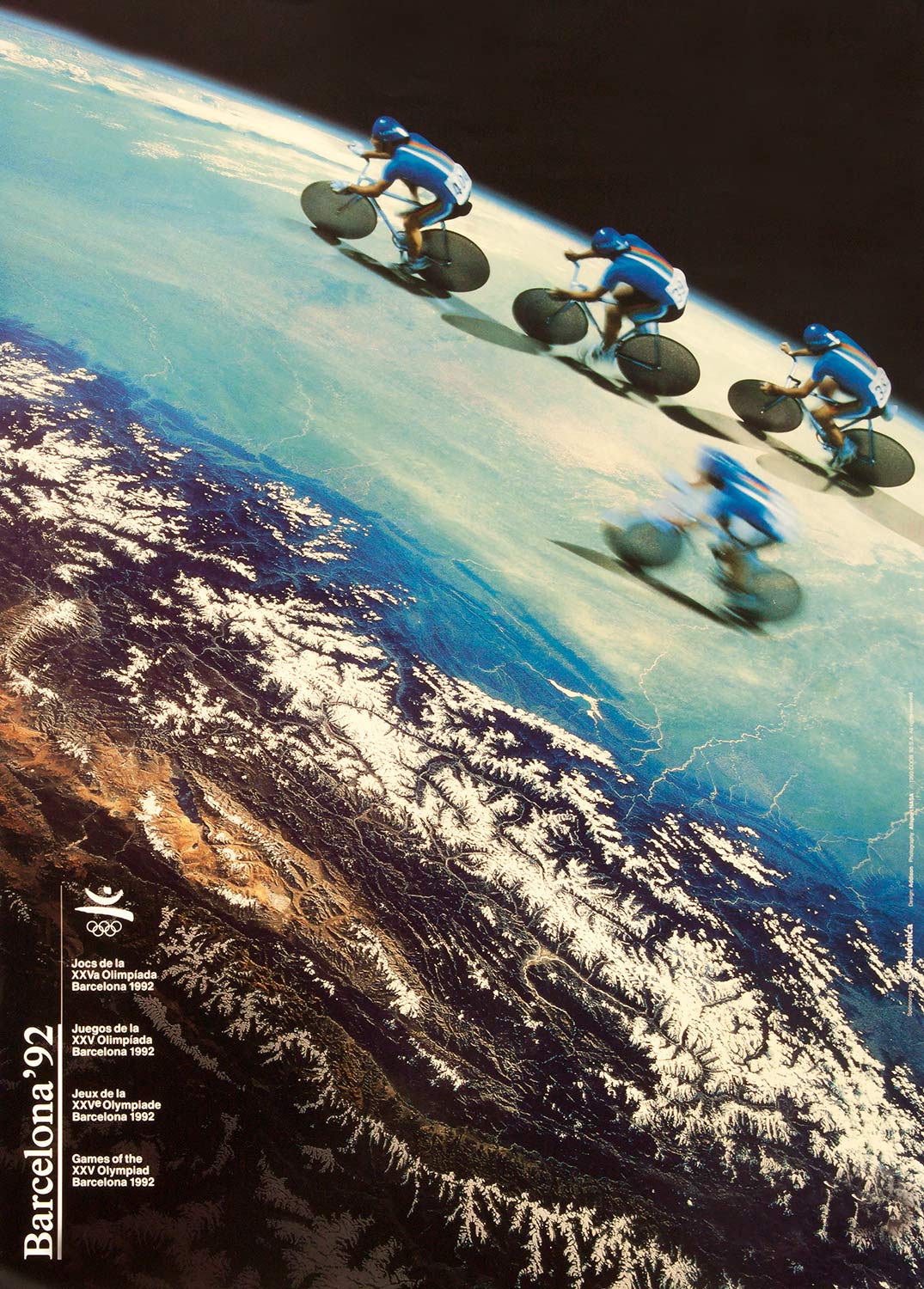 Plakat mit Abbildung von vier Radsportlern auf ihren Rädern. Im Hintergrund der Planet Erde