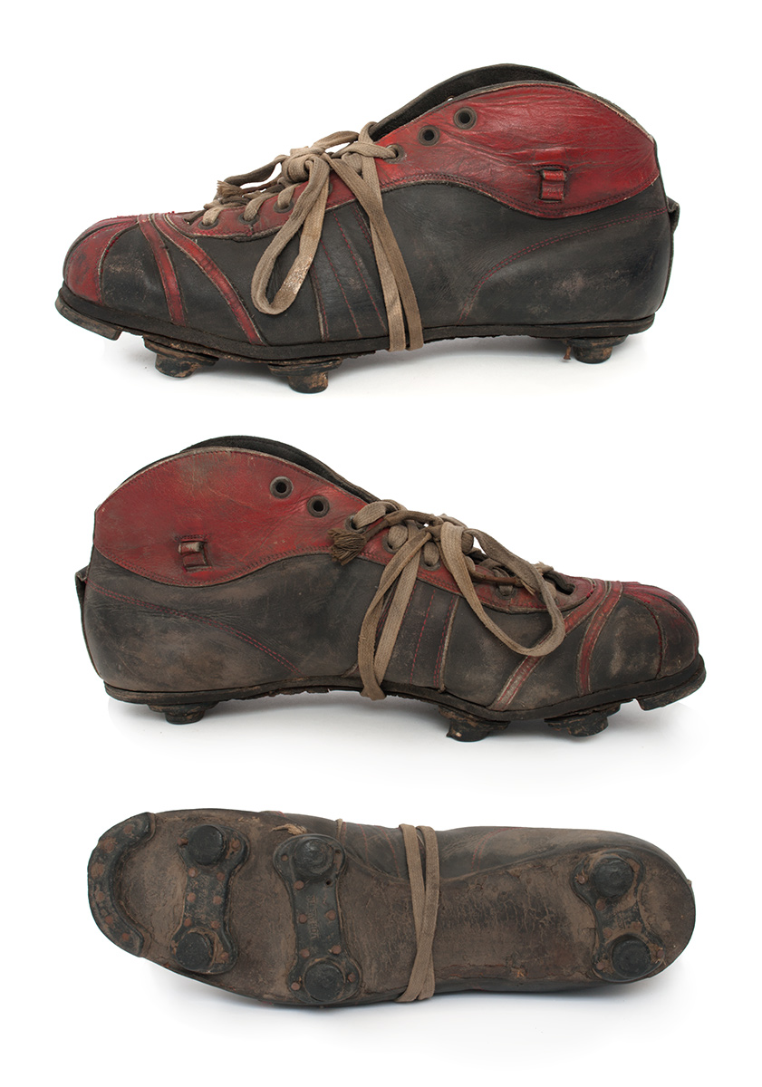 Schwarz-Roter Fußballschuh aus Leder