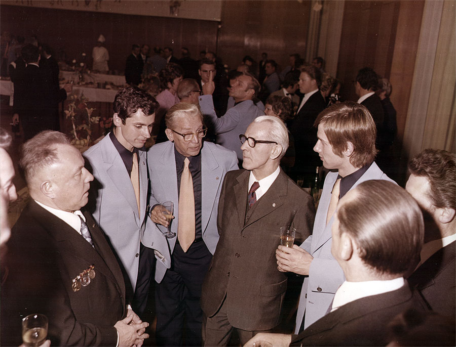 Fotografie verschiedener Sportler und Funktionäre der DDR