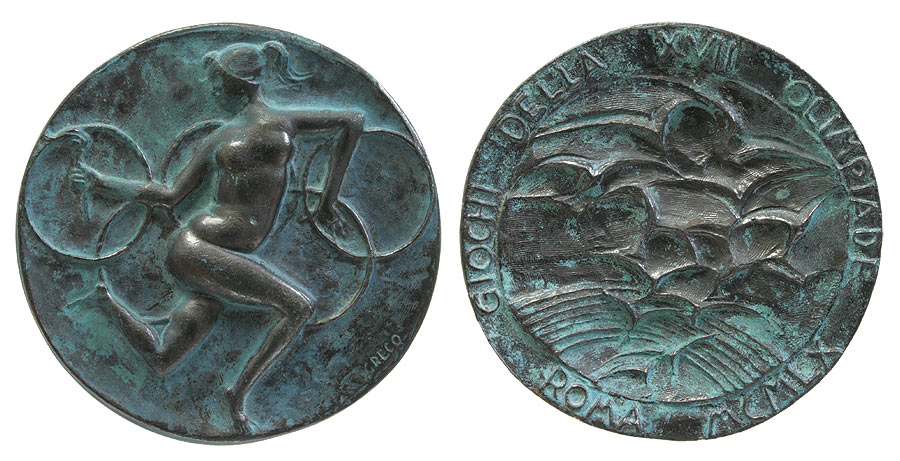 Medaille mit nackter Läuferin mit der olympischen Fackel vor den olympischen Ringen auf der Vorderseite sowie dem Flug von Adlern über dem Olympia-Stadion in Rom auf der Rückseite