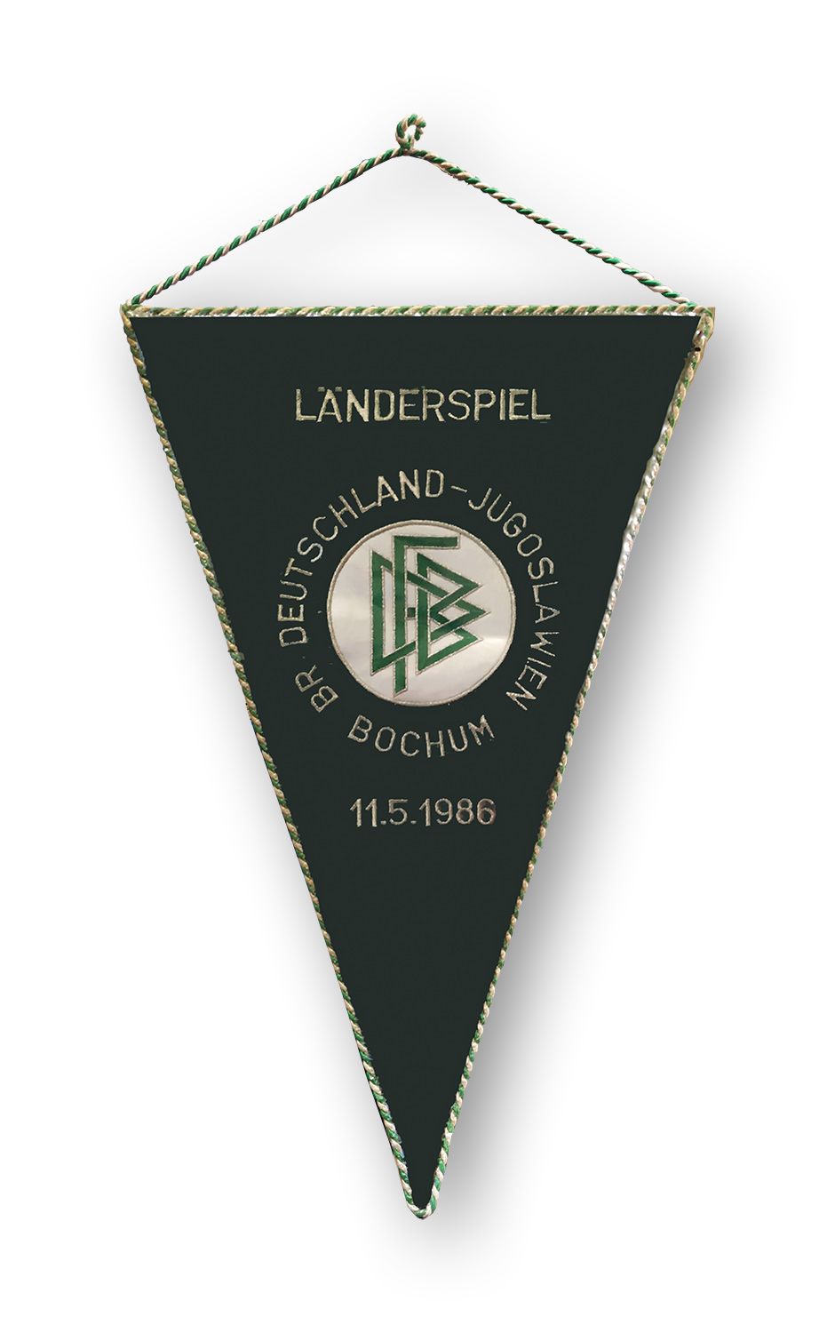 Dunkelgrüner Wimpel von dem Fußballspiel Bundesrepublik Deutschland gegen Jugoslawien