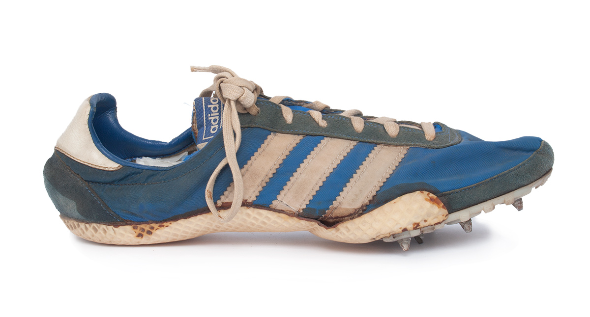 Blauer Leichtathletikschuh der Marke Adidas mit drei weißen Streifen