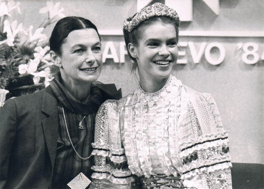 Fotografie in Schwarz und Weiß von Katarina Witt und Trainerin Jutta Müller