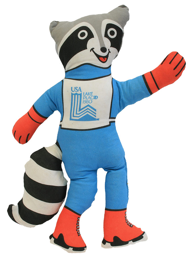 Plüschfigur eines Waschbären in blauem Outfit mit Schlittschuhen