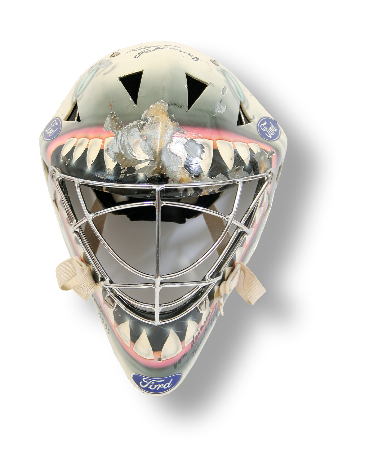 Torwartmaske mit aufgesprühten Haizähnen