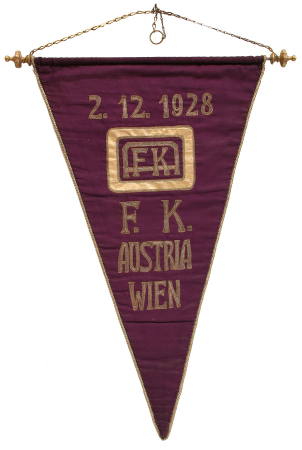 Roter Wimpel mit goldener Aufschrift