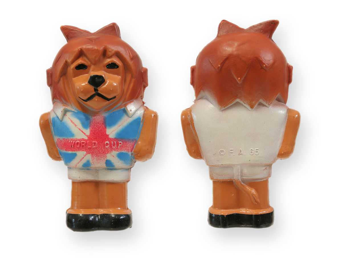 Figur eines Löwen mit britischer Flagge auf der Brust von der Fußball-Weltmeisterschaft 1966 in England