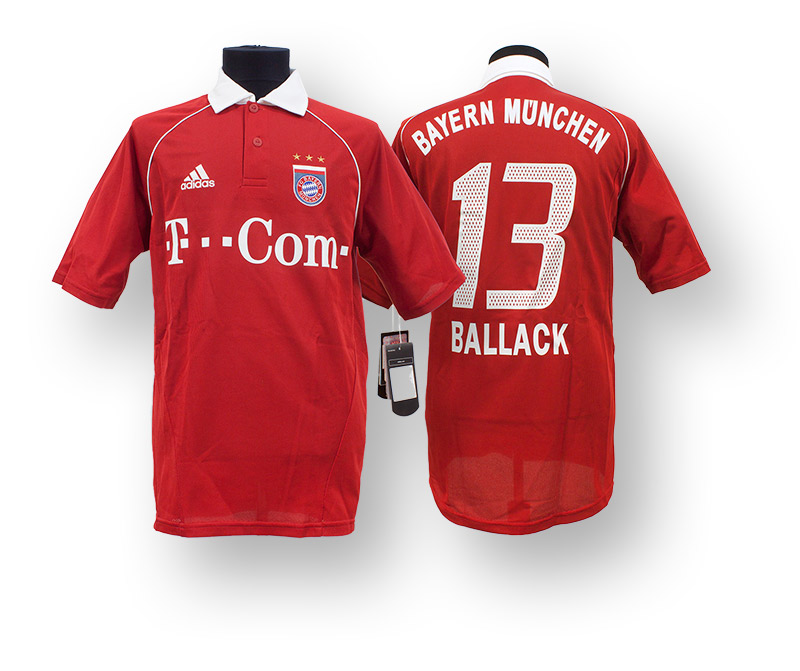 Rotes Fußballtrikot mit der Rückennummer 13