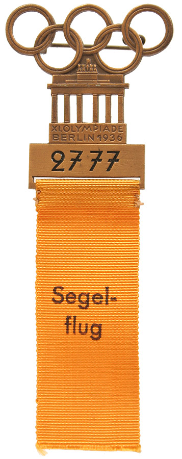 Goldenes Teilnehmerabzeichen in Form des Brandenburger Tors mit Olympischen Ringen darüber